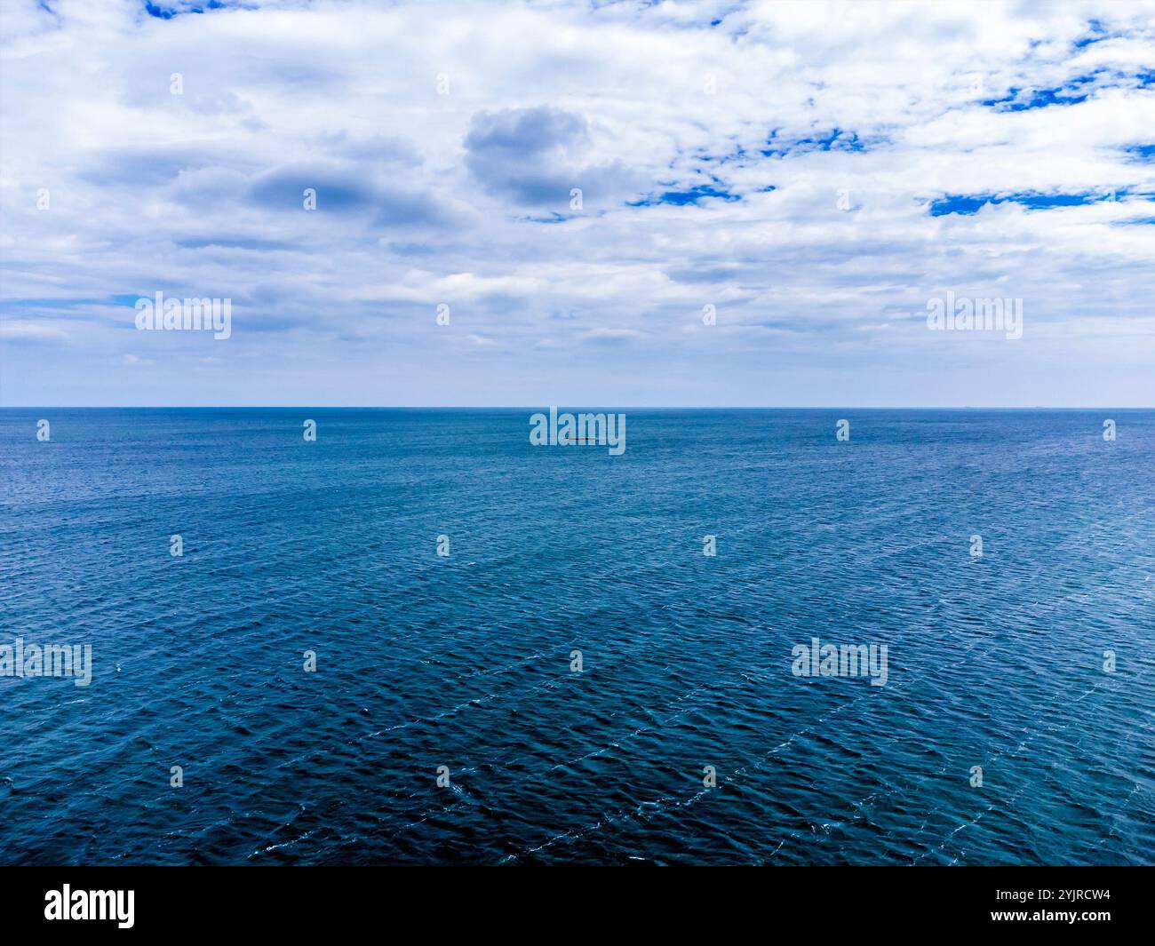 Una vista sul mare verso un lontano relitto di Mulberry Harbour a Pagham, nel Sussex in estate Foto Stock Una vista sul mare verso un lontano relitto di Mulberry Harbour a Pagham, nel Sussex in estate Foto Stock