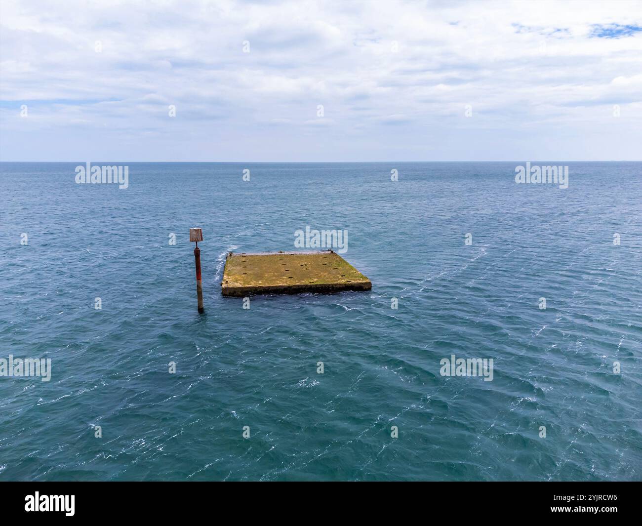 Una vista sulla cima di un relitto di Mulberry Harbour a Pagham, nel Sussex in estate Foto Stock Una vista sulla cima di un relitto di Mulberry Harbour a Pagham, nel Sussex in estate Foto Stock
