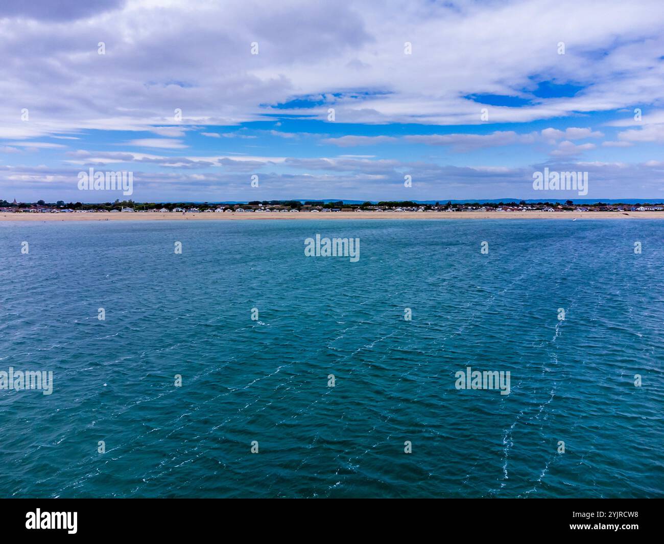 Una vista dal mare verso la spiaggia di Pagham, Sussex in estate Foto Stock Una vista dal mare verso la spiaggia di Pagham, Sussex in estate Foto Stock