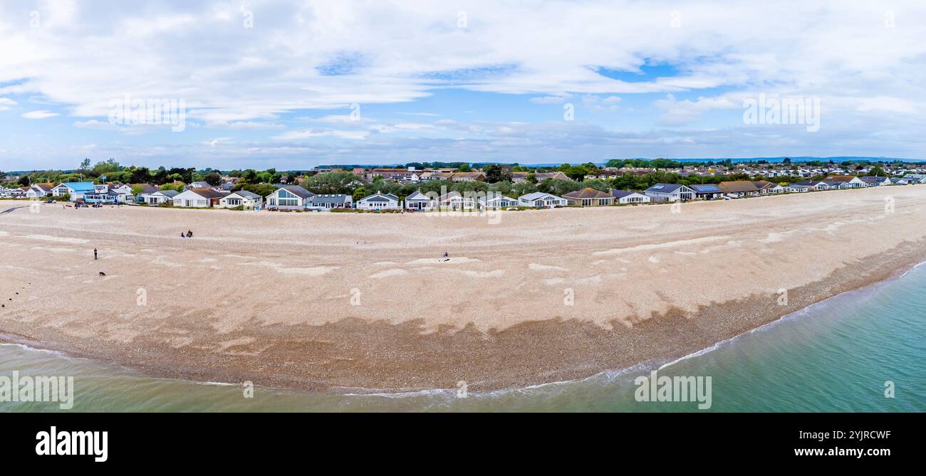 Una vista panoramica dal mare verso la spiaggia di Pagham, Sussex in estate Foto Stock Una vista panoramica dal mare verso la spiaggia di Pagham, Sussex in estate Foto Stock