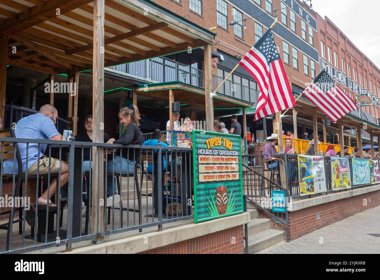 Oklahoma City, Oklahoma - ristorante all'aperto lungo il canale di Bricktown a Bricktown, una famosa zona turistica. Foto Stock