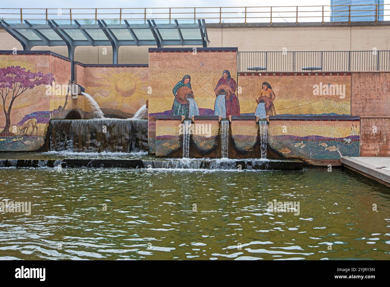 Oklahoma City, Oklahoma - l'acqua si riversa attraverso murales nel canale di Bricktown a Bricktown, una popolare zona turistica. Foto Stock