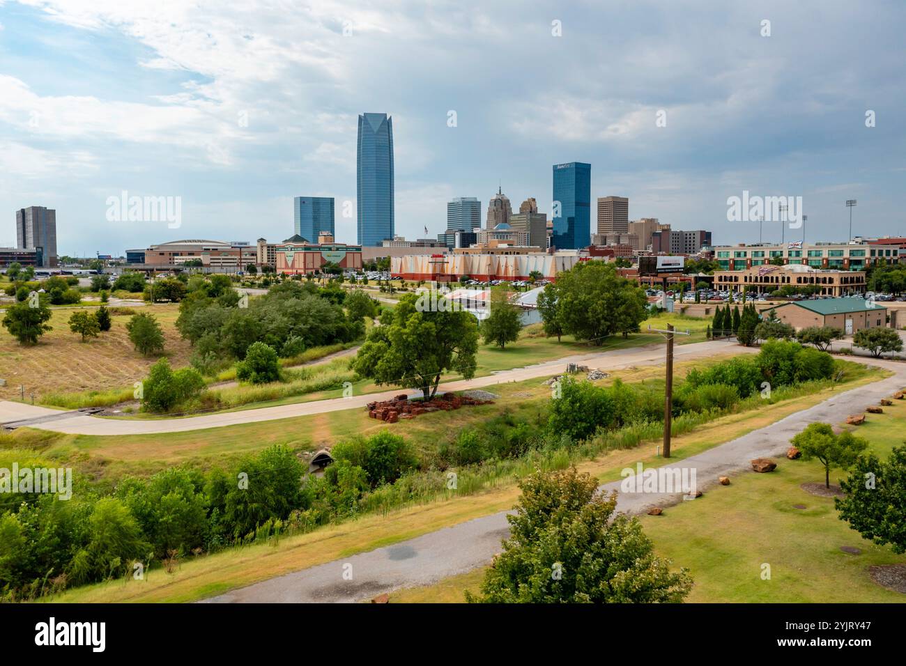 Oklahoma City, Oklahoma - lo skyline di Oklahoma City, fotografato dal Bricktown River Walk Park. Foto Stock