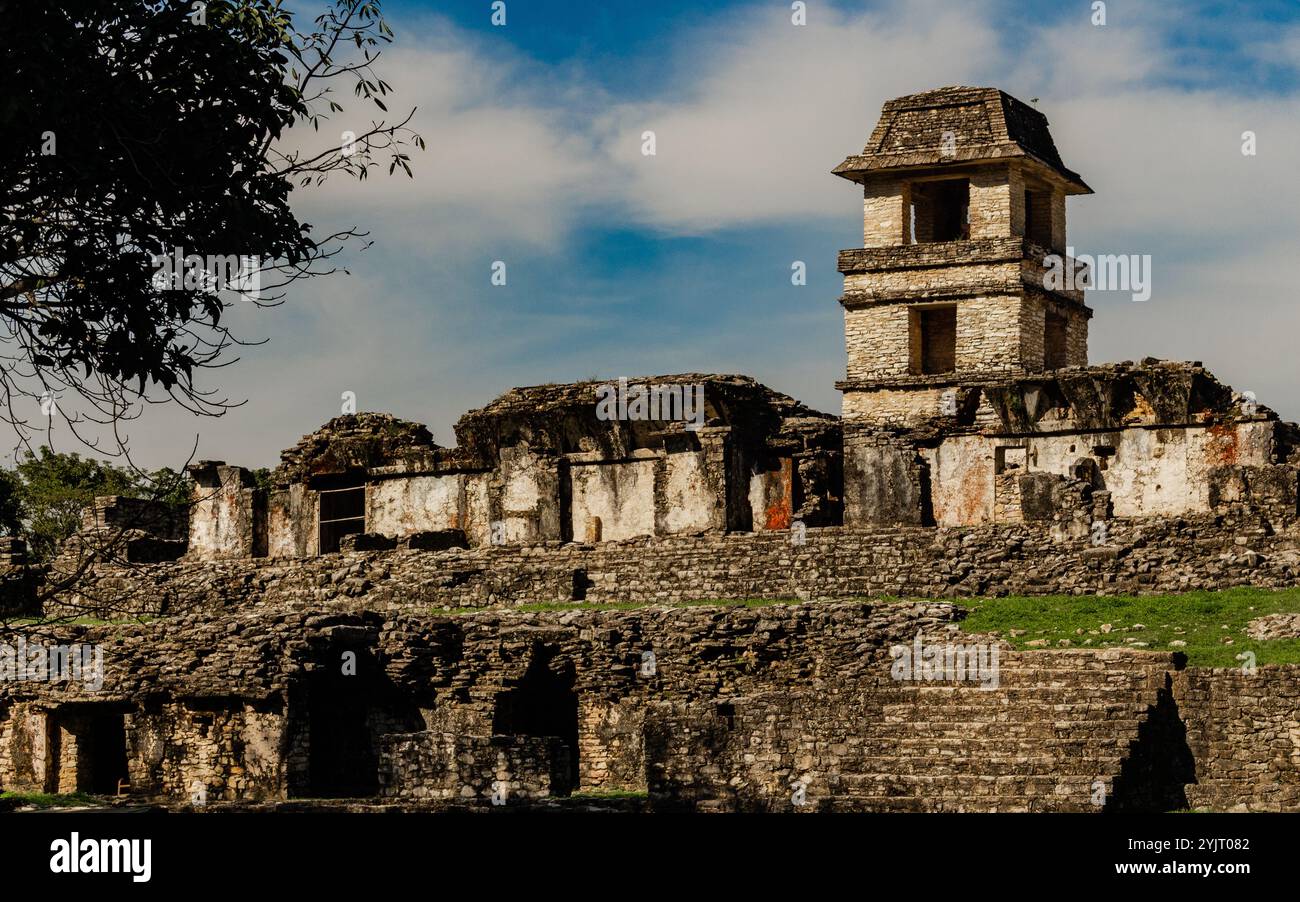 Antiche rovine maya di Palenque nel Chiapas, Messico, sito patrimonio dell'umanità dell'UNESCO circondato dalla giungla e dalla storia. Foto Stock