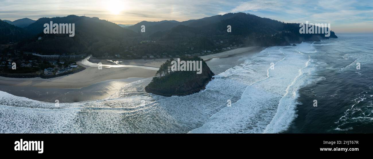 L'iconica Proposal Rock sorge sulla costa panoramica dell'Oregon centrale nella contea di Tillamook. Questa parte del Pacifico nord-occidentale è assolutamente bella. Foto Stock