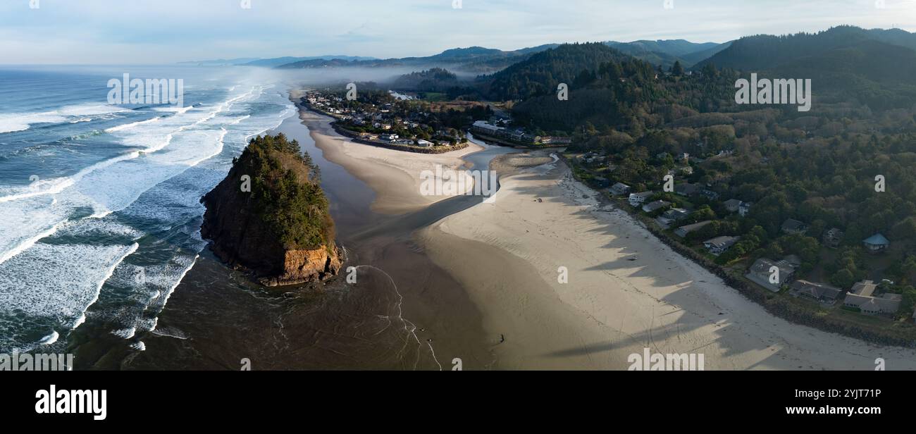 L'iconica Proposal Rock sorge sulla costa panoramica dell'Oregon centrale nella contea di Tillamook. Questa parte del Pacifico nord-occidentale è assolutamente bella. Foto Stock