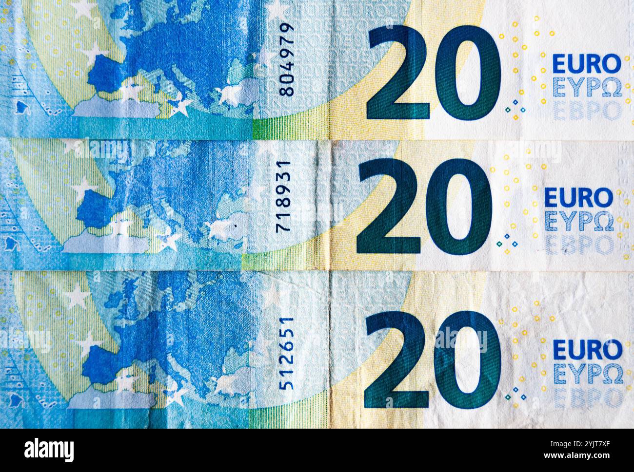 Primo piano di una fattura cartacea in euro, ideale per illustrare concetti finanziari e commerciali. Foto Stock