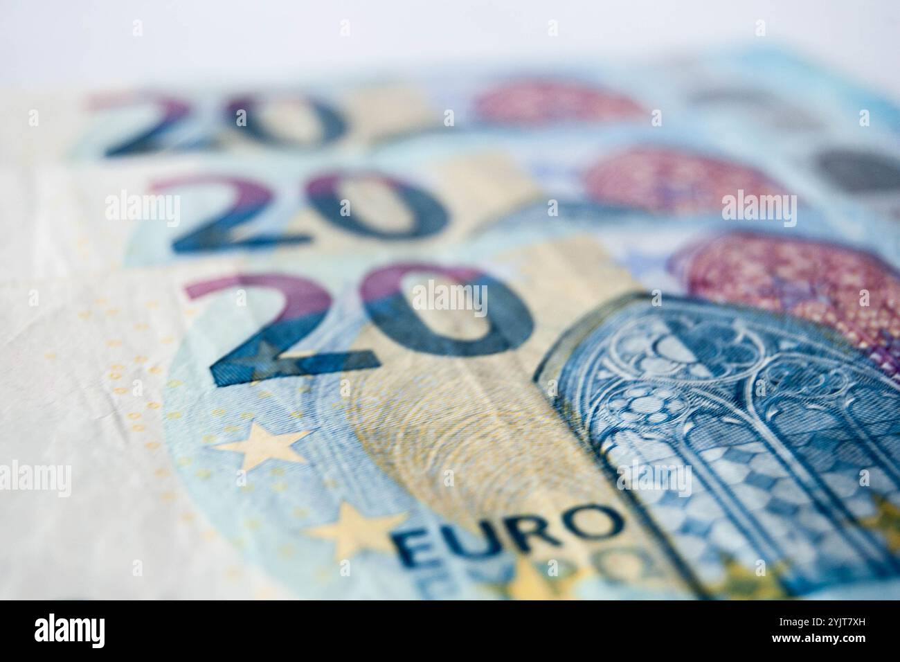 Una foto dettagliata e ravvicinata di una banconota in euro, che mette in evidenza il suo design complesso e i colori vivaci. Foto Stock