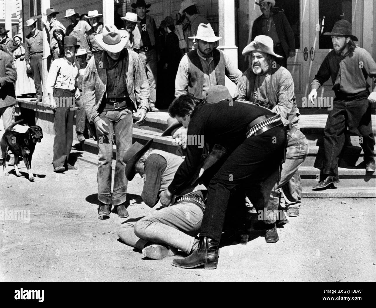 Robert J. Wilke (a terra), Johnny Cash (Lifting Wilkie), Kirk Douglas (testa parzialmente oscurata), sul set del film western, 'A Gunfight', Paramount Pictures, 1971 Foto Stock