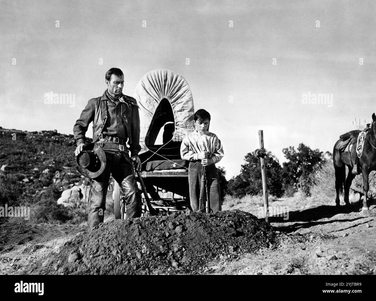 George Montgomery, Bobby Clark, sul set del film western, 'Gun Duel in Durango', United Artists, 1957 Foto Stock