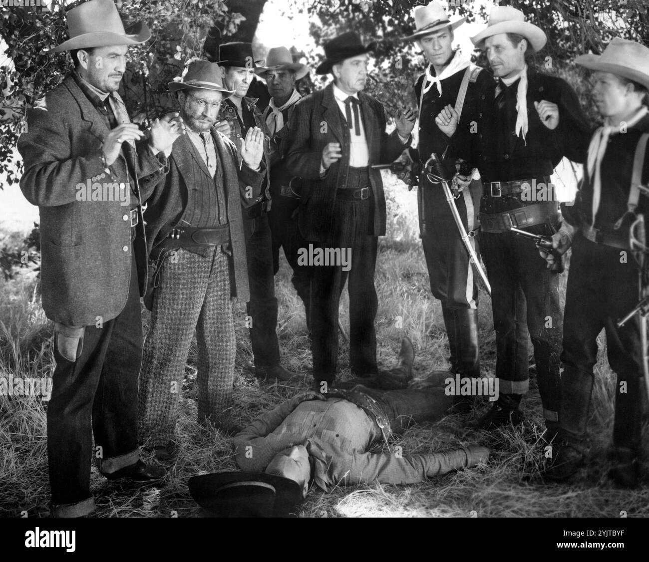 James Ellison (2° a destra), sul set del film western, 'i Killed Geronimo', Eagle-Lion Films, 1950 Foto Stock
