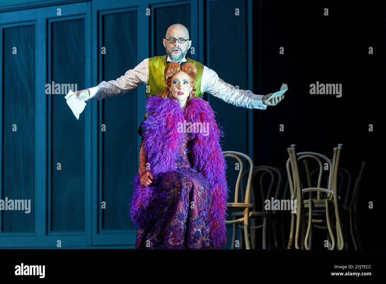 Maria Leon (Stella), Alex Esposito (Lindorf) nei RACCONTI DI HOFFMANN alla Royal Opera, Covent Garden, Londra WC2 07/11/2024 Foto Stock