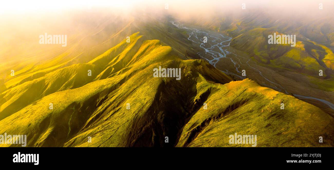 Cima aerea delle Highlands islandesi nella nebbia Foto Stock