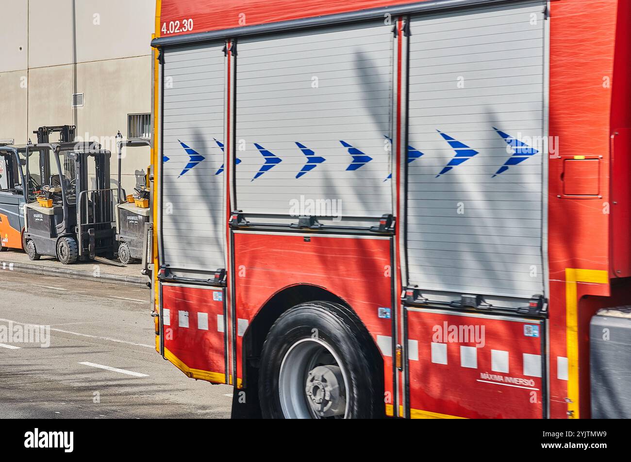 Viladecans. Spagna - 15 novembre 2024: Camion dei vigili del fuoco parcheggiato in una strada cittadina, pronto per la risposta di emergenza. Il motore antincendio rosso è una parte vitale delle strade urbane Foto Stock