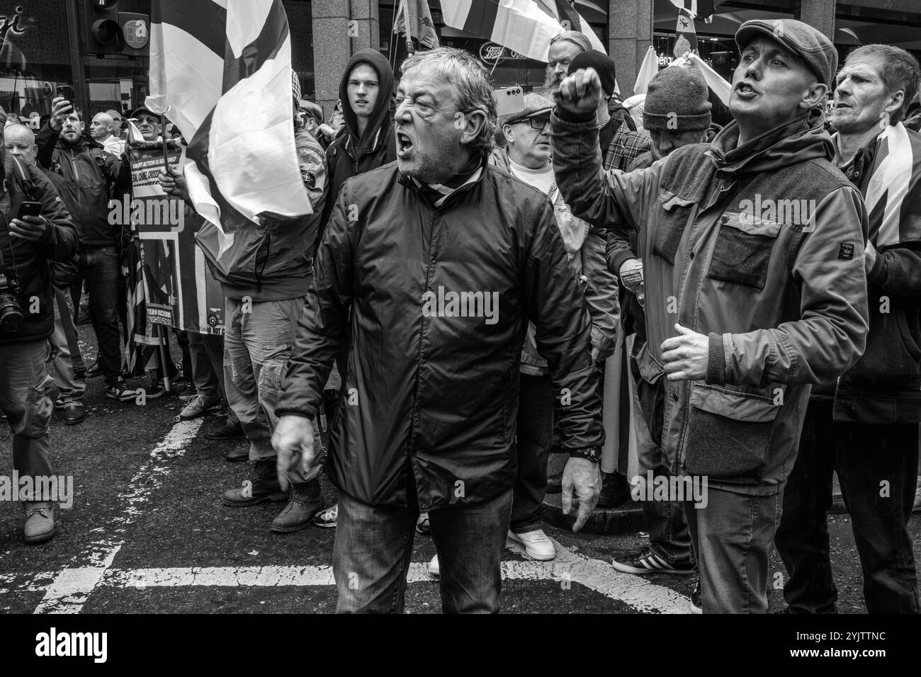 Gli inglesi arrabbiati marciano attraverso il centro di Londra in Un raduno "Uniting the Kingdom" organizzato dall'attivista politico Tommy Robinson, Londra, Regno Unito Foto Stock