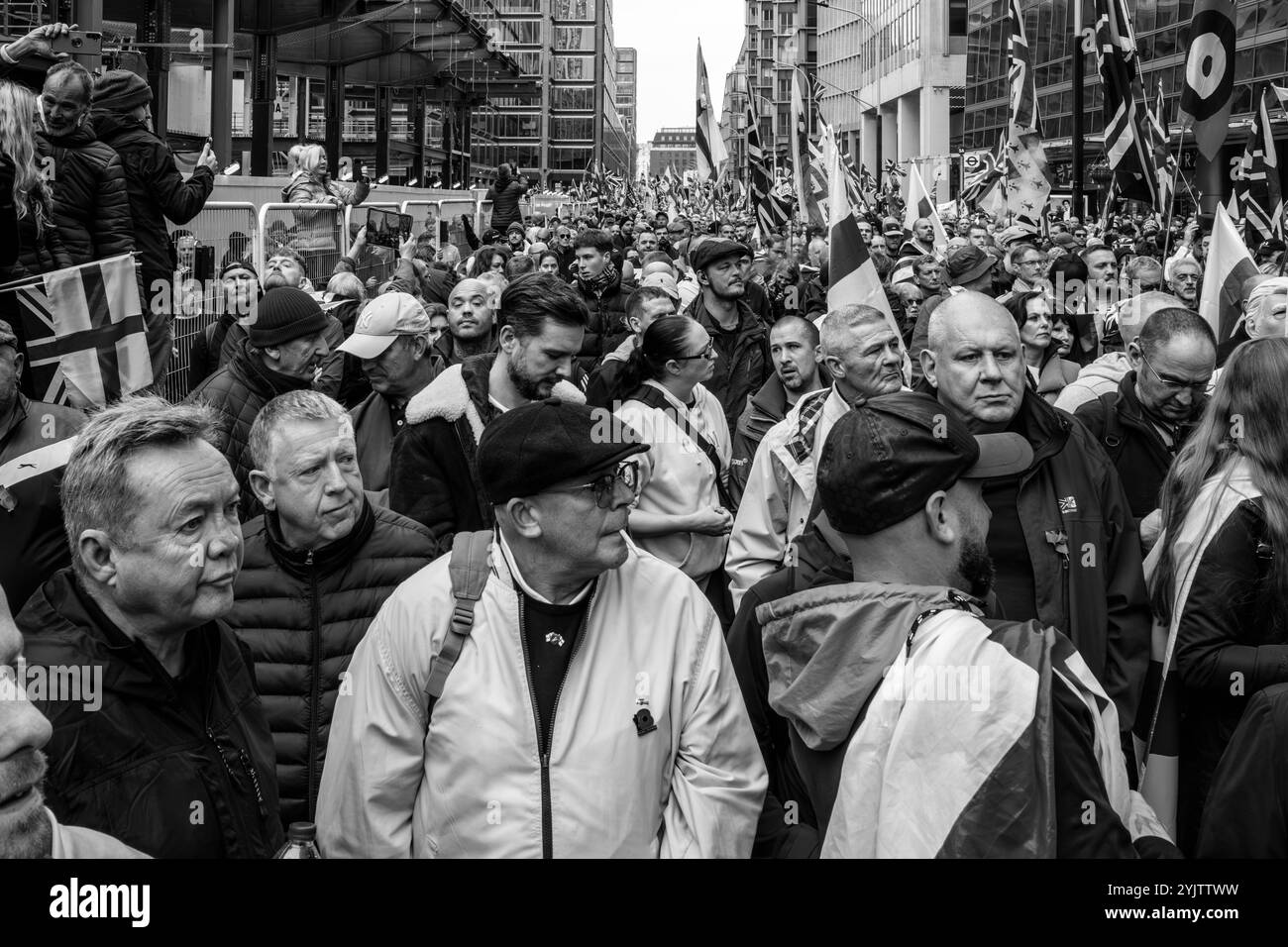 Decine di migliaia di cittadini britannici marciano attraverso il centro di Londra in Un raduno "Unite the Kingdom" organizzato dall'attivista Tommy Robinson, Londra, Regno Unito. Foto Stock