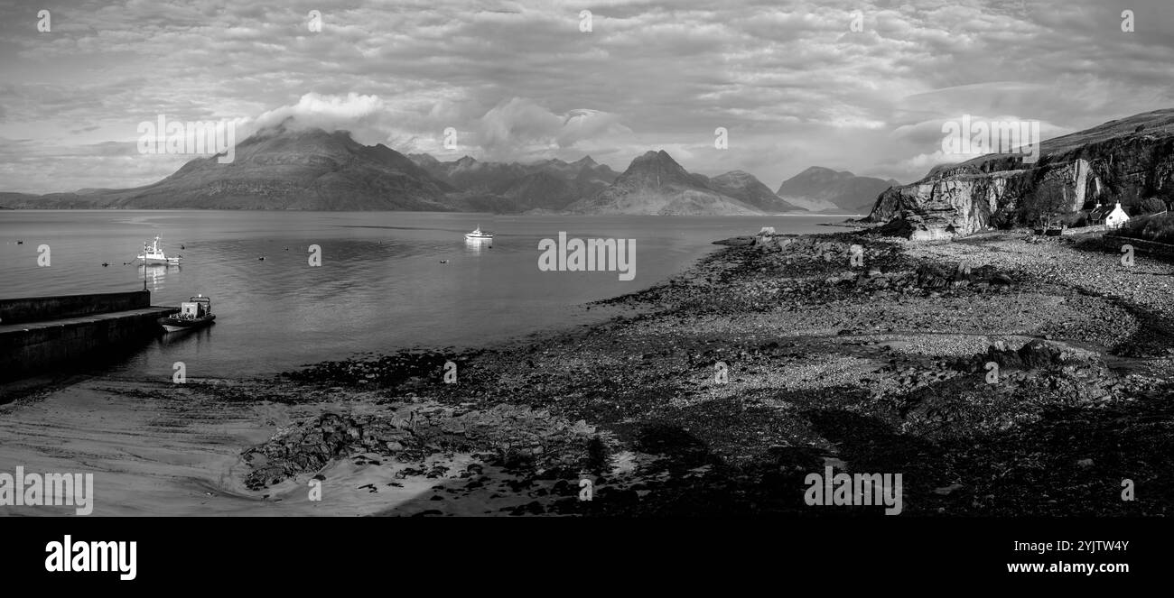 Una vista dei monti Cuillin da Elgol, Isola di Skye, Scozia, Regno Unito. Foto Stock