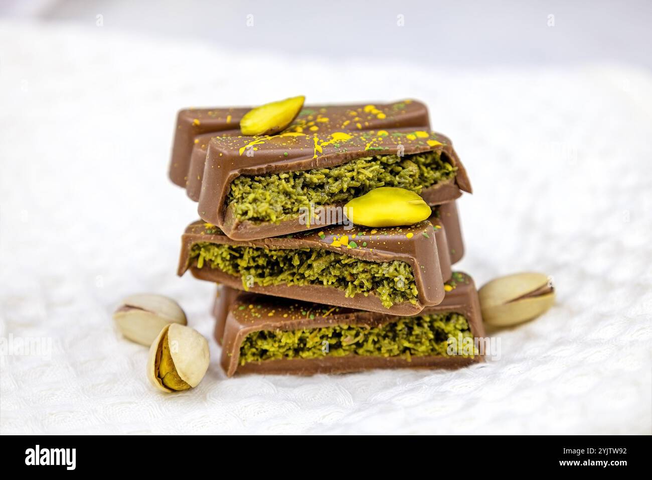 Dubai Chocolate Bar con kadayif verde e pistacchio spalmato con pistacchio da vicino Foto Stock