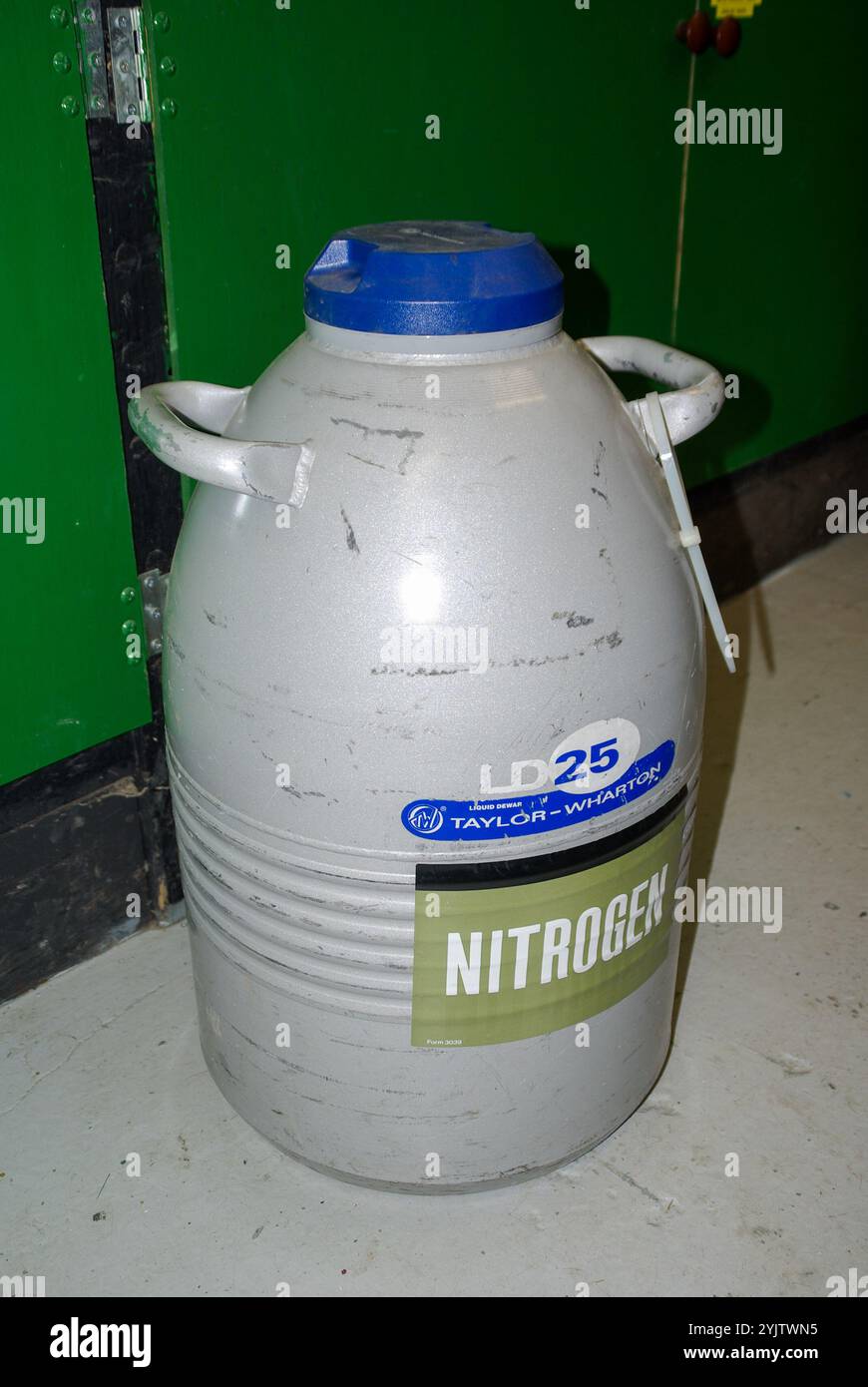 Stoccaggio di azoto liquido Dewar. Contenitore di azoto. Azoto liquido da utilizzare per i componenti termoretraibili a freddo Foto Stock