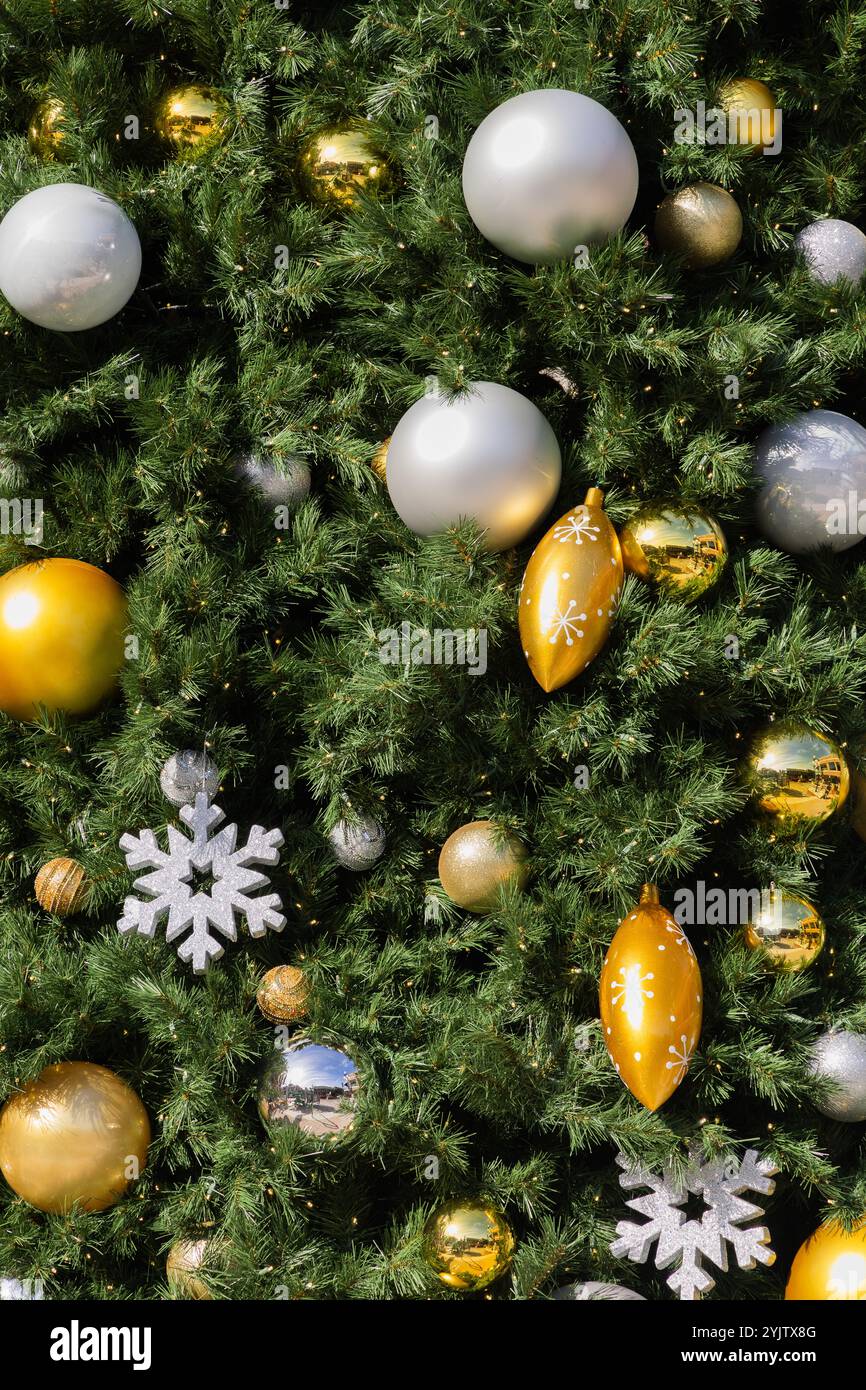 Questa fotografia cattura l'incantevole bellezza degli ornamenti natalizi, ognuno dei quali riflette lo scintillante allegria natalizia. Colori vivaci inclusi. Foto Stock