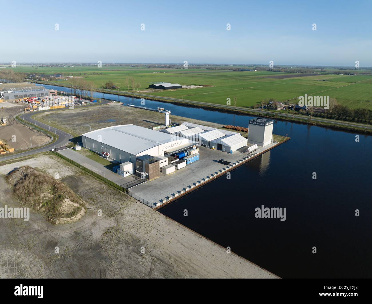 Video di un drone aereo di un impianto di estrazione di CO2, stoccaggio sotterraneo per prevenire il riscaldamento globale. Alkmaar, Paesi Bassi. Foto Stock