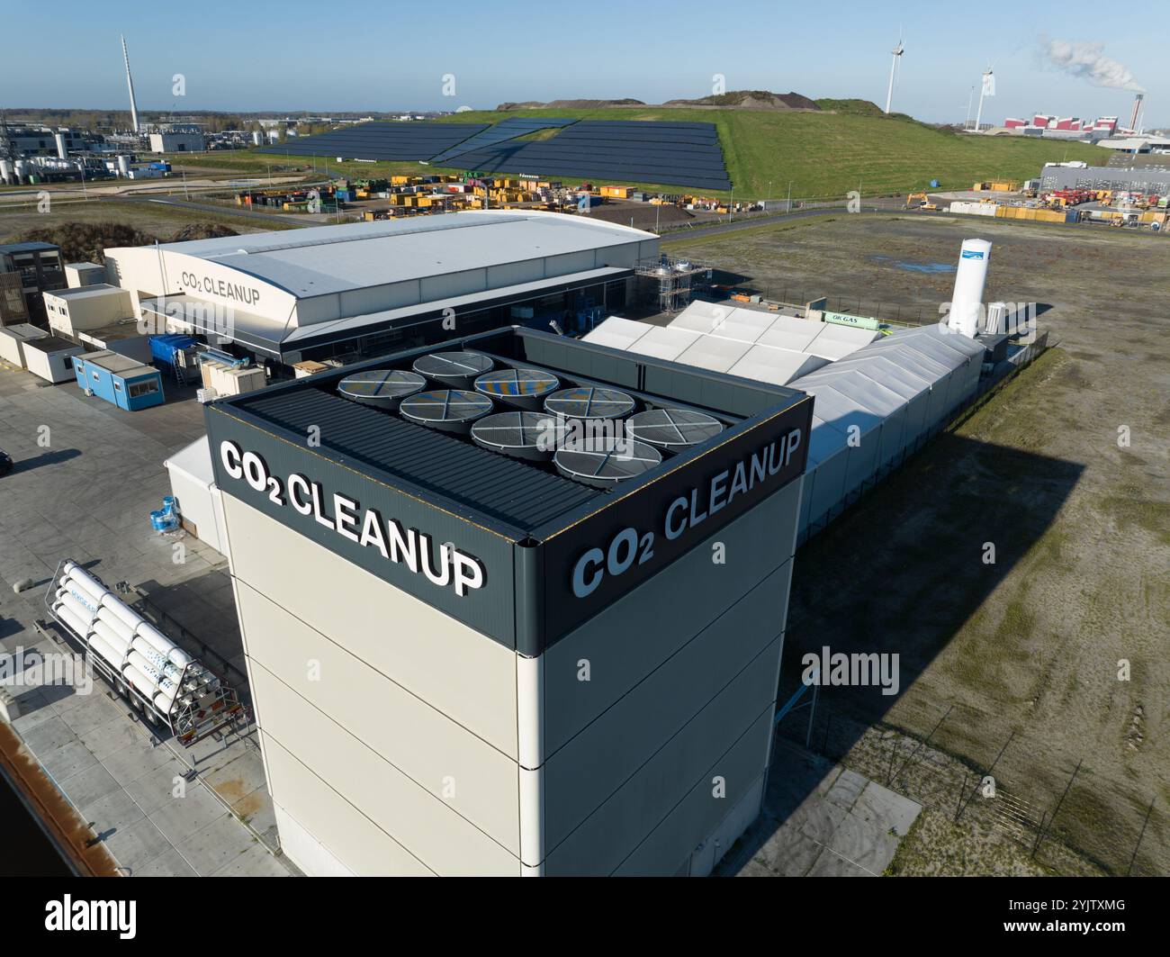 Video di un drone aereo di un impianto di estrazione di CO2, stoccaggio sotterraneo per prevenire il riscaldamento globale. Alkmaar, Paesi Bassi. Foto Stock