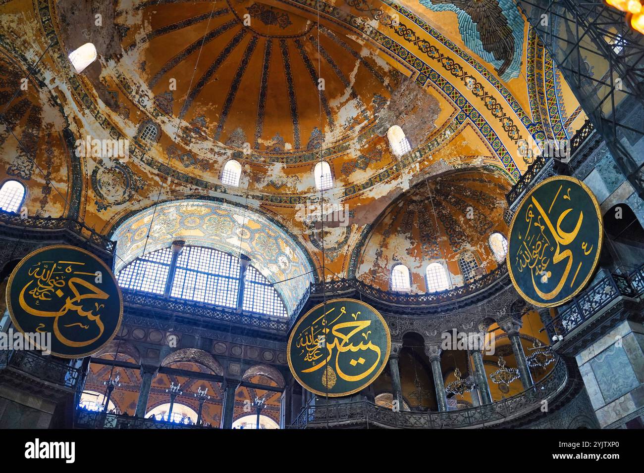 Dipinti artistici e motivi dei soffitti a volta di Santa Sofia, capolavoro dell'architettura cristiana bizantina ortodossa, Istanbul, Turchia Foto Stock