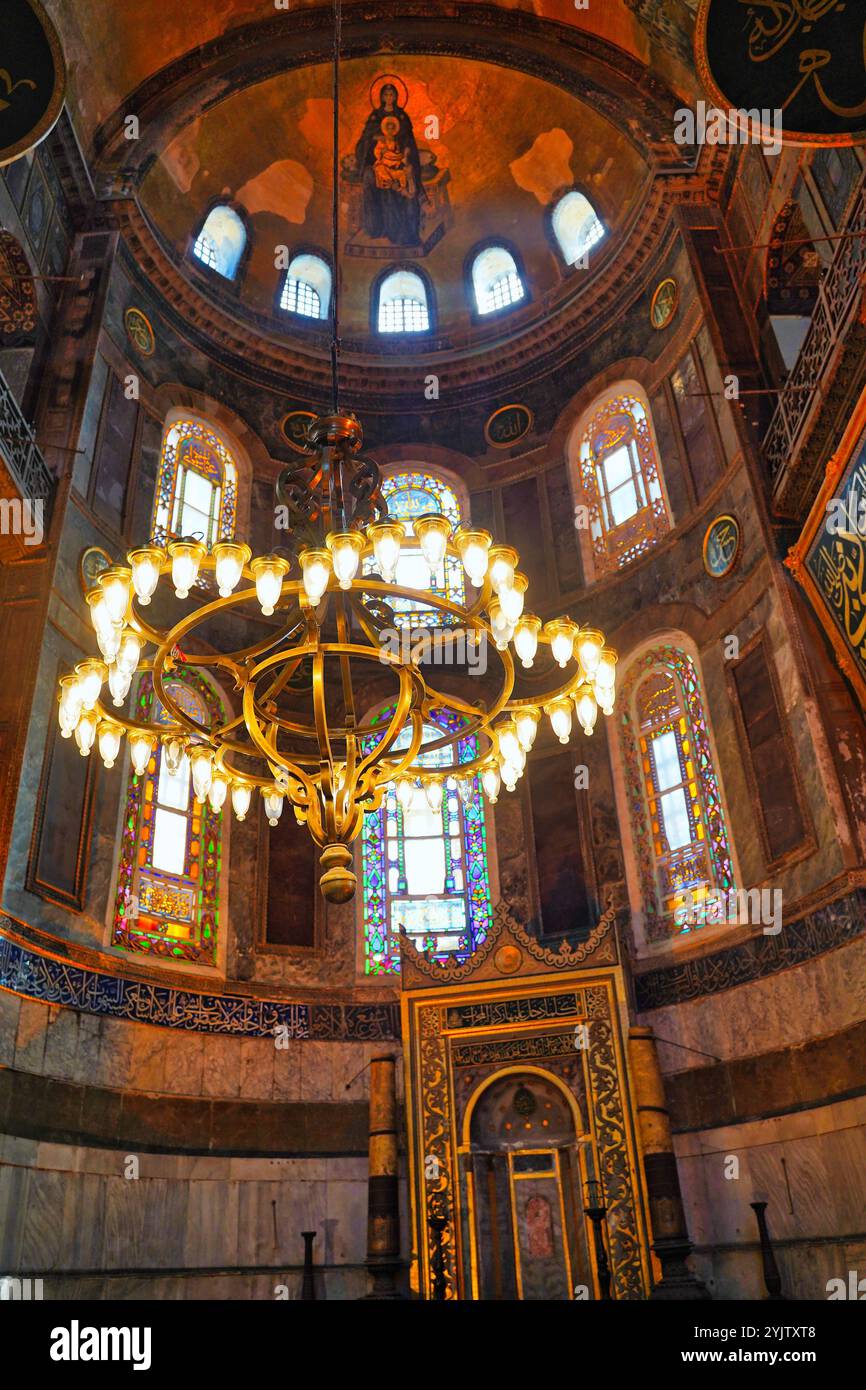 Mosaico della Vergine Maria e di Gesù bambino sopra il santuario interno di Santa Sofia, una chiesa bizantina costruita da Giustiniano a Istanbul, Turchia Foto Stock
