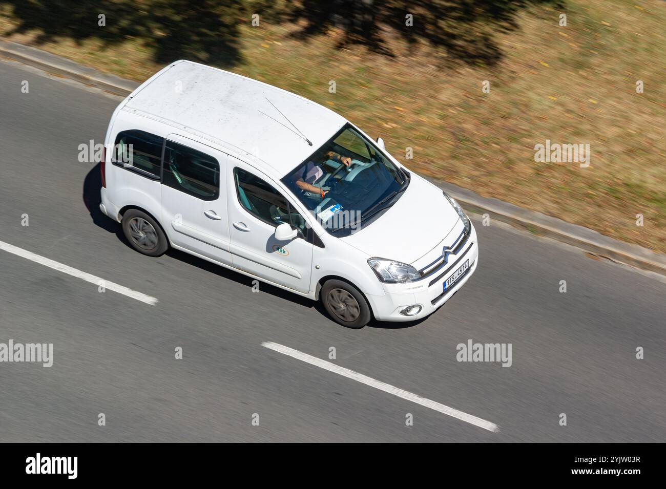 OSTRAVA, CECHIA - 13 AGOSTO 2023: Furgone bianco Citroen Berlingo a pannelli lunghi con effetto di sfocatura del movimento Foto Stock