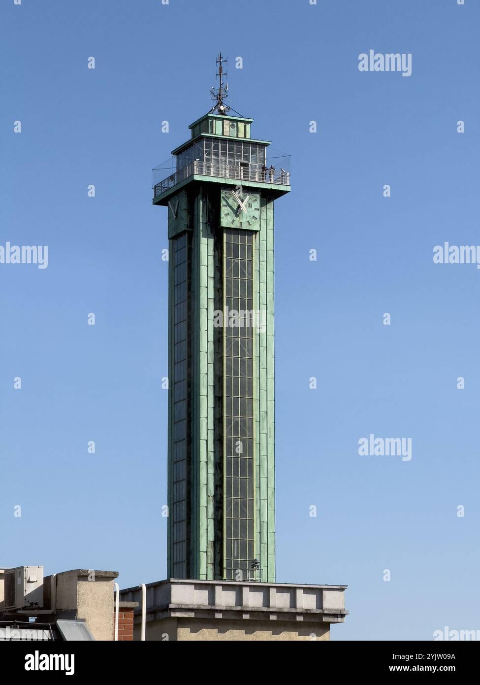 OSTRAVA, REPUBBLICA CECA - 18 OTTOBRE 2024: Dettaglio dell'edificio della torre di osservazione Nova radnice con orologio a Ostrava con cielo blu Foto Stock