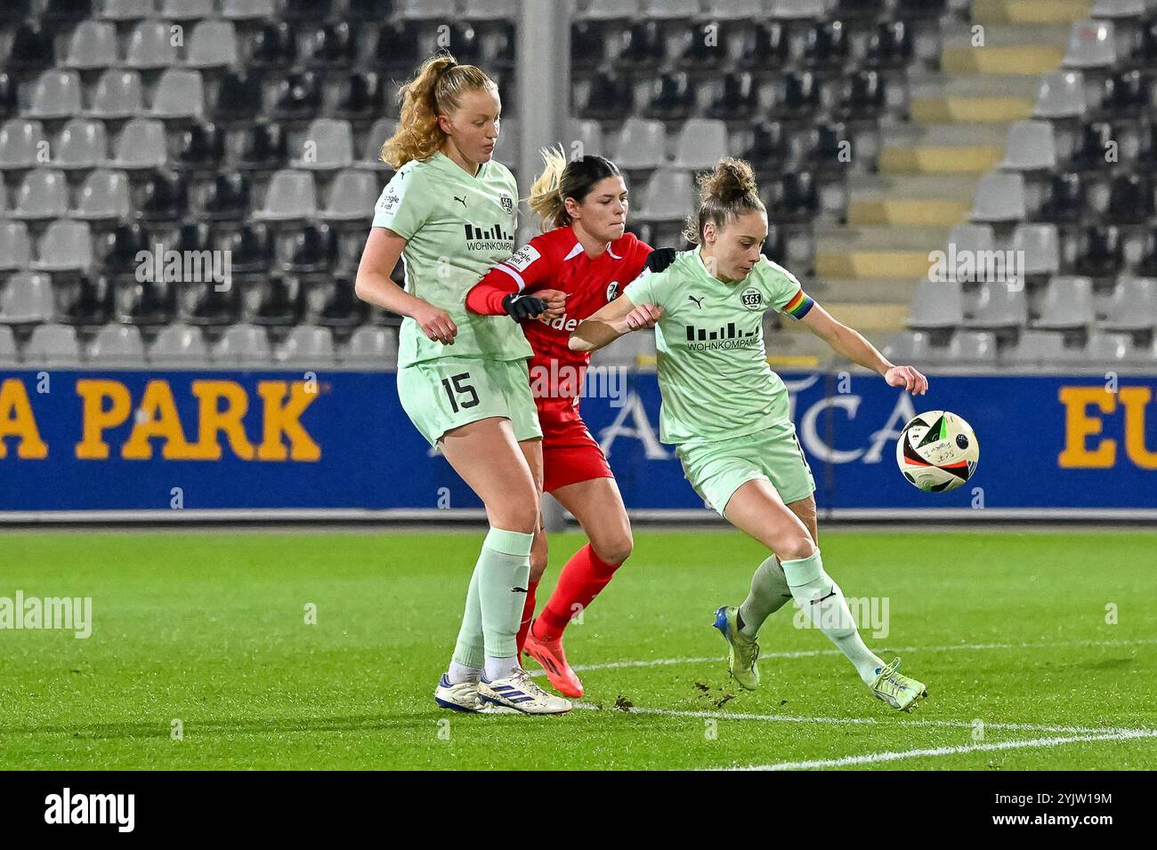 Friburgo, Germania. 15 novembre 2024. Jaqueline Meissner (SGS Essen, n. 16) mit Eileen Campbell (SC Freiburg Frauen, n. 10) im Duell um den Ball. Laura Pucks (SGS Essen, #15) kann nicht eingreifen. GER, SC Freiburg - SGS Essen, Frauen-Fussball, Google Pixel Frauen-Bundesliga, 10. Spieltag, Saison 2024/2025, 15.11.2024 NORMATIVE DFB VIETANO QUALSIASI USO DI FOTOGRAFIE COME SEQUENZE DI IMMAGINI E/O QUASI-VIDEO foto: Eibner-Pressefoto/Thomas Hess Credit: dpa/Alamy Live News Foto Stock