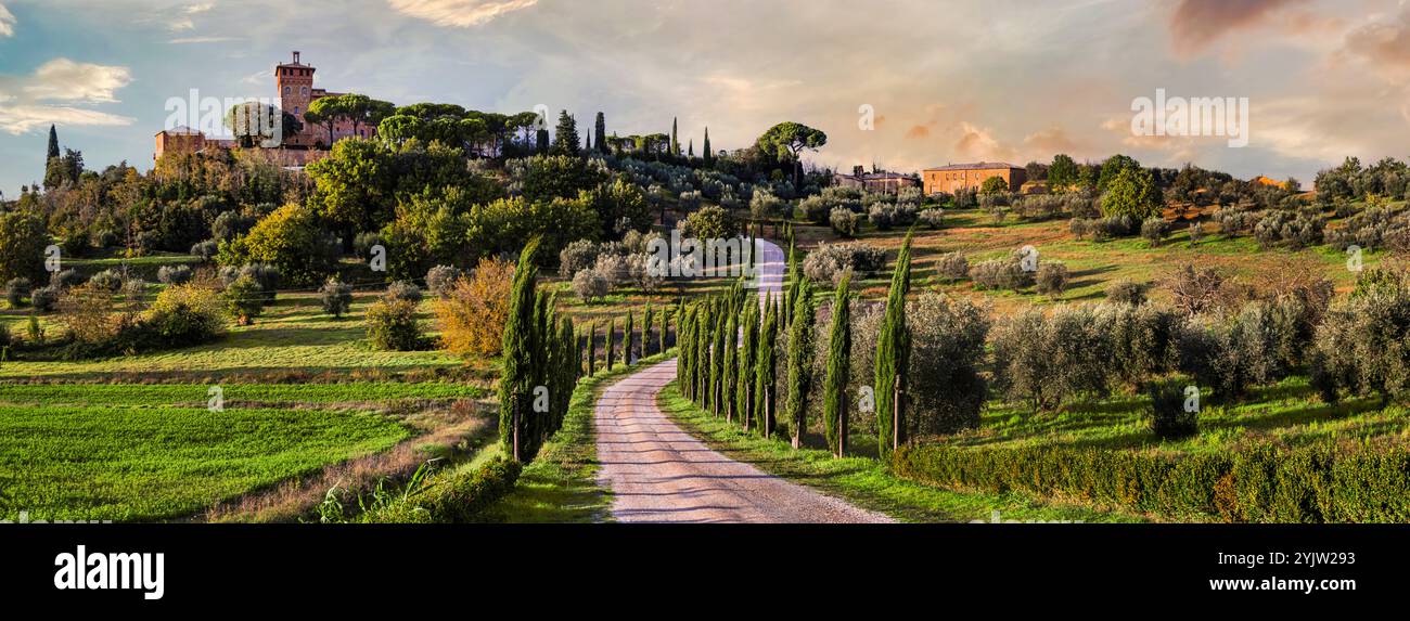 Italia, romantico paesaggio toscano con cipressi e castelli. Famosa regione Val d'orcia (valle dell'Orcia) al tramonto Foto Stock