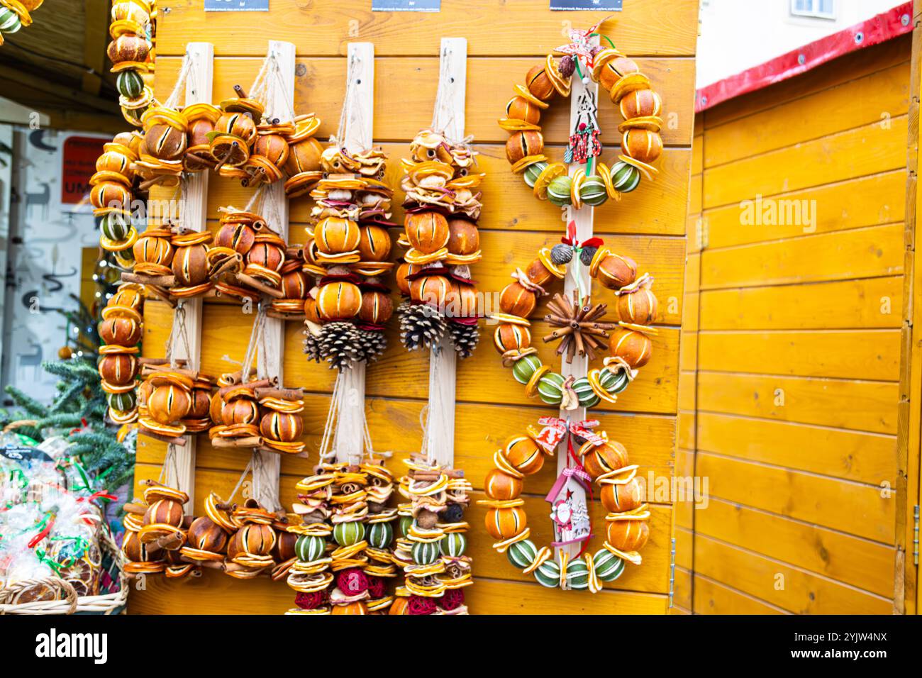 Decorazioni natalizie profumate a base di frutta secca e spezie in vendita al mercatino di Natale Foto Stock