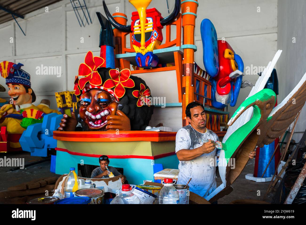 Gli artigiani colombiani dipingono sculture di carta-mâché per un galleggiante allegorico presso il laboratorio di galleggianti di Carnevale a Barranquilla, Colombia. Foto Stock