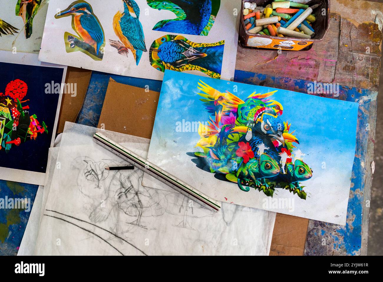 Schizzi e dipinti di carri allegorici sono visibili sulla scrivania principale del progettista di carri galleggianti nel laboratorio di carri di Carnevale a Barranquilla, Colombia. Foto Stock