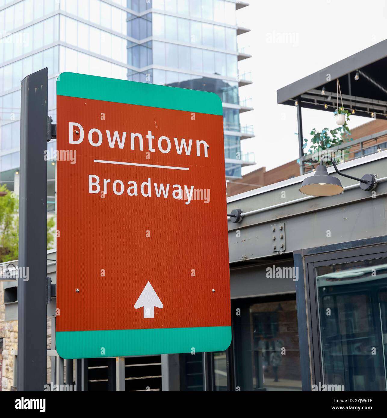 NASHVILLE, Tennessee - 15 marzo 2024: Cartello con le indicazioni per il centro e Broadway. Foto Stock