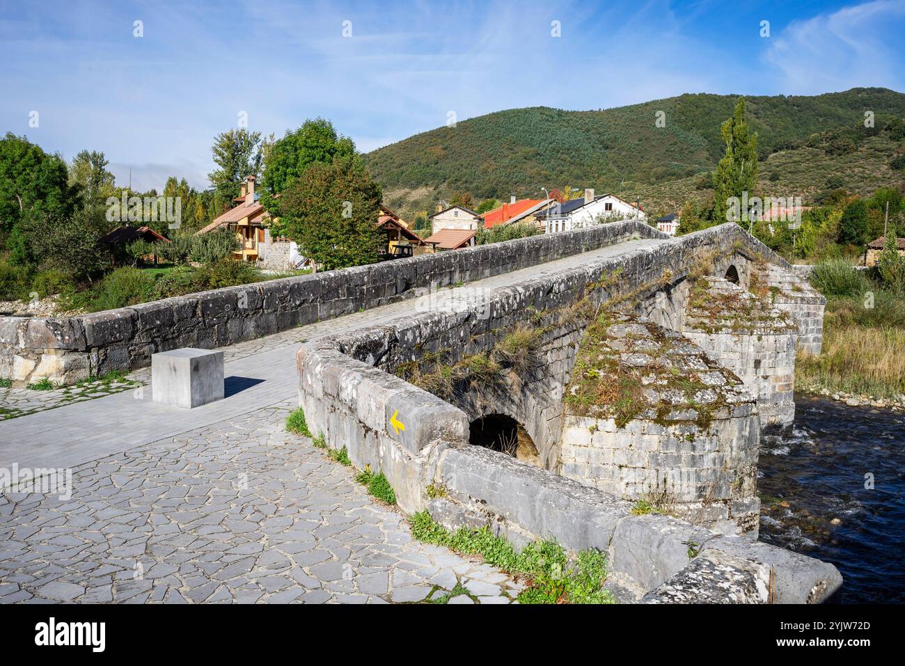 Ponte Boca de Huérgano sul fiume Yuso-Esla, via di San Giacomo. Boca de Huérgano, provincia di León, comunità autonoma di Castilla y León, Spagna Foto Stock