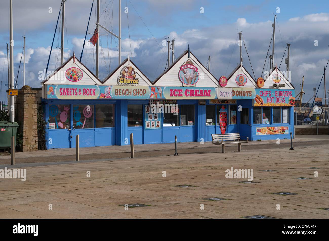 Negozi sul lungomare vicino a Lowestoft South Pier Suffolk Foto Stock