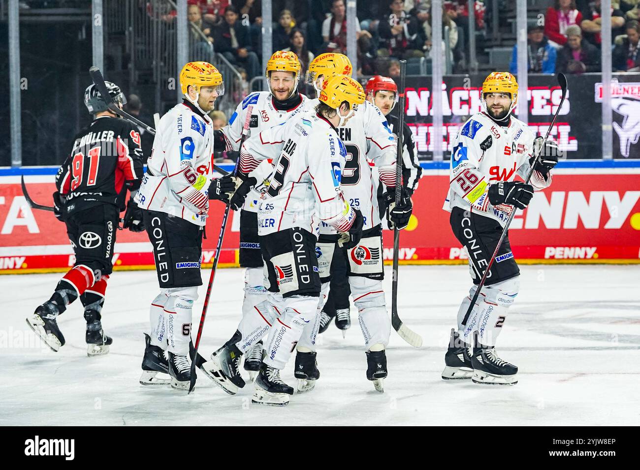 Germania. 15 novembre 2024. Eishockey Penny-DEL 16.Spieltag Koelner Haie - Pinguins Bremerhaven AM 15.11.2024 in der Lanxess Arena a Koeln Bremerhavens Spieler bejubeln den Treffer zum 0:2 - Torschuetze Dominik Uher ( Bremerhaven ), rechts aussen Gemaess den Vorgaben der Deutsche Eishockey Liga ist die Publikation und Weiterverwer Foto: Revierfoto credito: ddp media GmbH/Alamy Live News Foto Stock