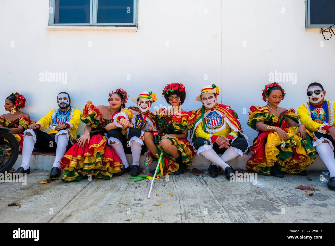 I ballerini colombiani della cumbia aspettano l'inizio della Gran Parada, la tradizionale parata del Carnevale a Barranquilla, Colombia. Foto Stock
