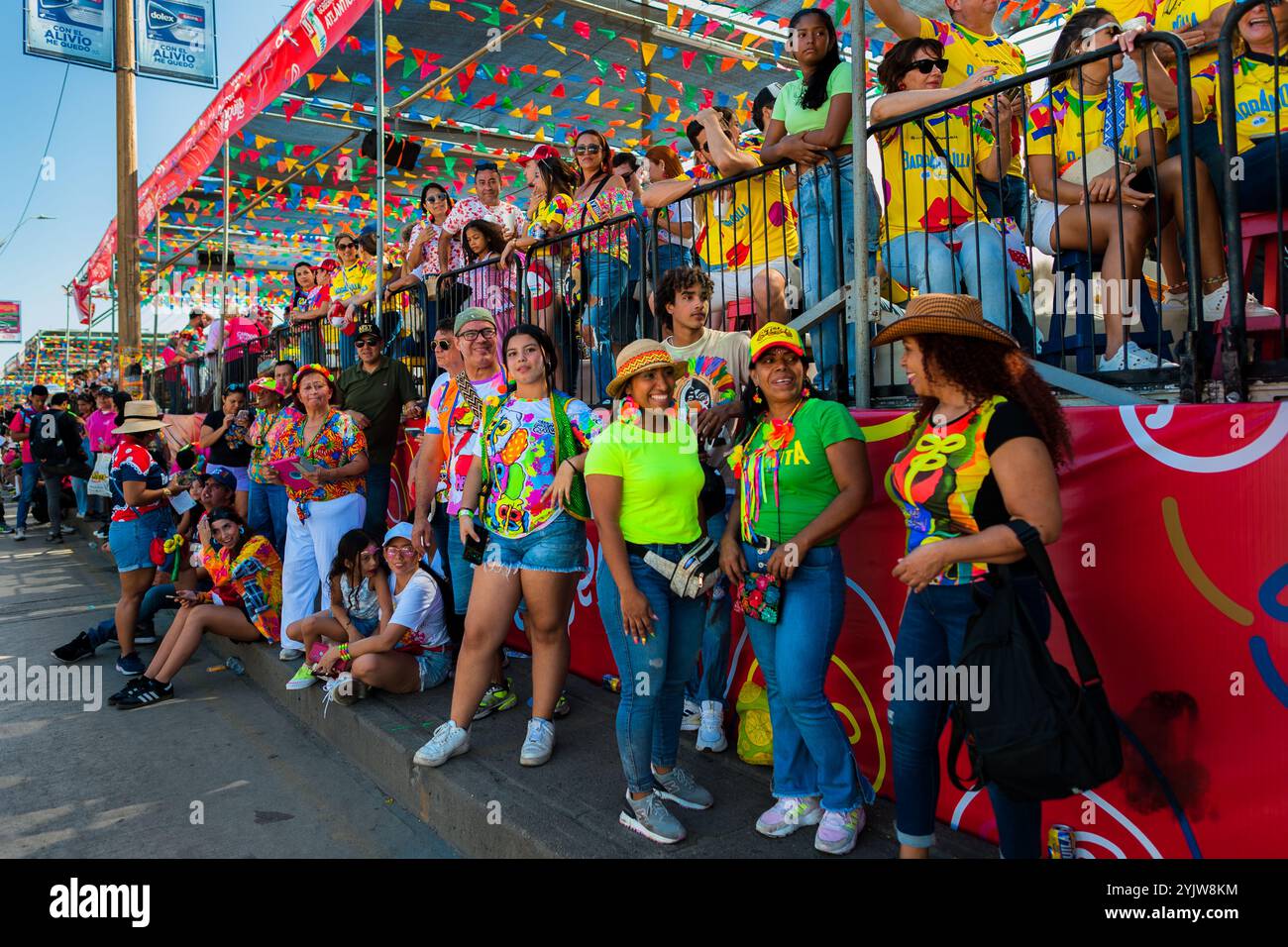Gli spettatori nelle tribune aspettano che i gruppi di ballo passino durante la sfilata del Carnevale a Barranquilla, Colombia. Foto Stock