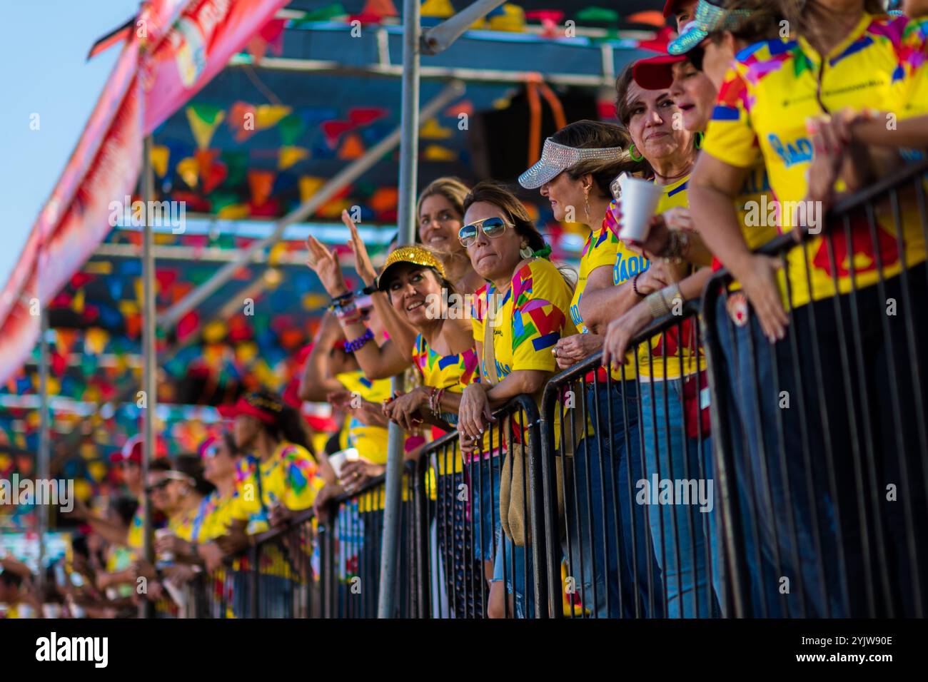 Gli spettatori nelle tribune aspettano che i gruppi di ballo passino durante la sfilata del Carnevale a Barranquilla, Colombia. Foto Stock