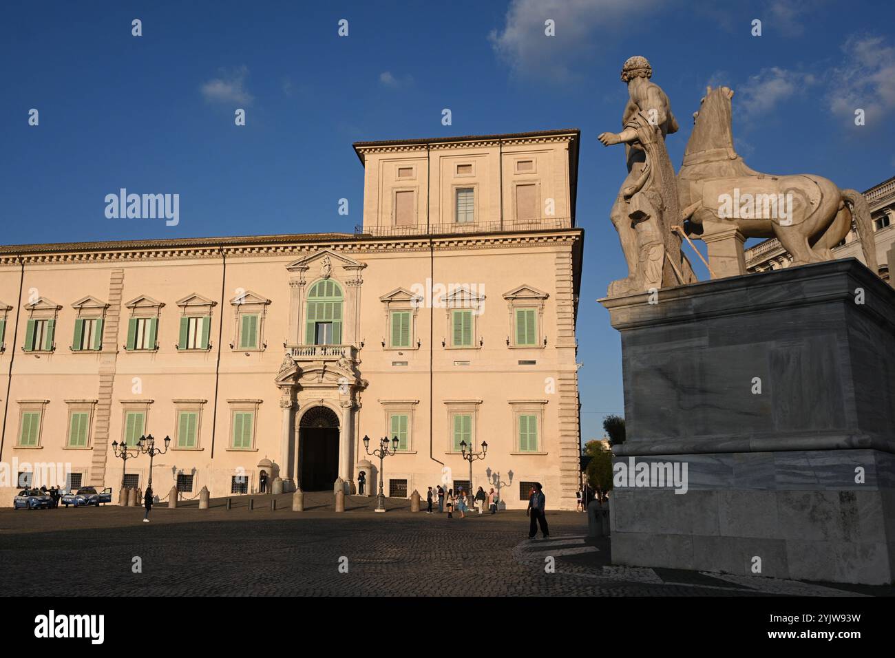 Roma, Italia - 4 novembre 2024: Il Palazzo del Quirinale (Palazzo del Quirinale) è la residenza ufficiale del Presidente della Repubblica Italiana a Roma. Foto Stock