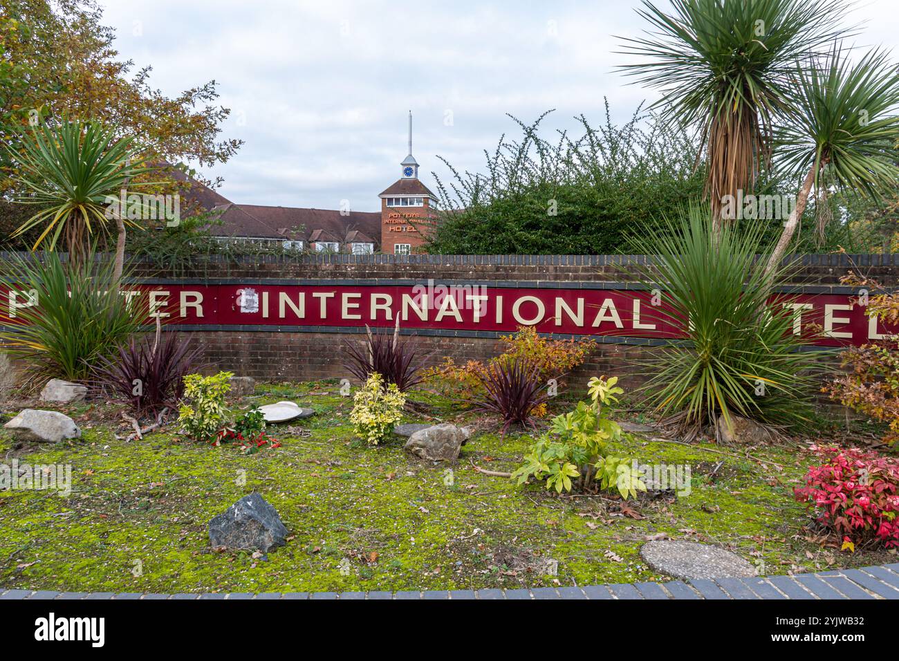 Potter's International Hotel ad Aldershot, Inghilterra, Regno Unito. L'hotel è attualmente utilizzato per ospitare rifugiati e immigrati. Il 31 luglio 2024 è stato luogo di una protesta anti-immigrante in cui una minoranza di manifestanti è stata coinvolta in attività criminali, tra cui il lancio di oggetti e la sottomissione delle persone ad abusi razziali. Foto Stock