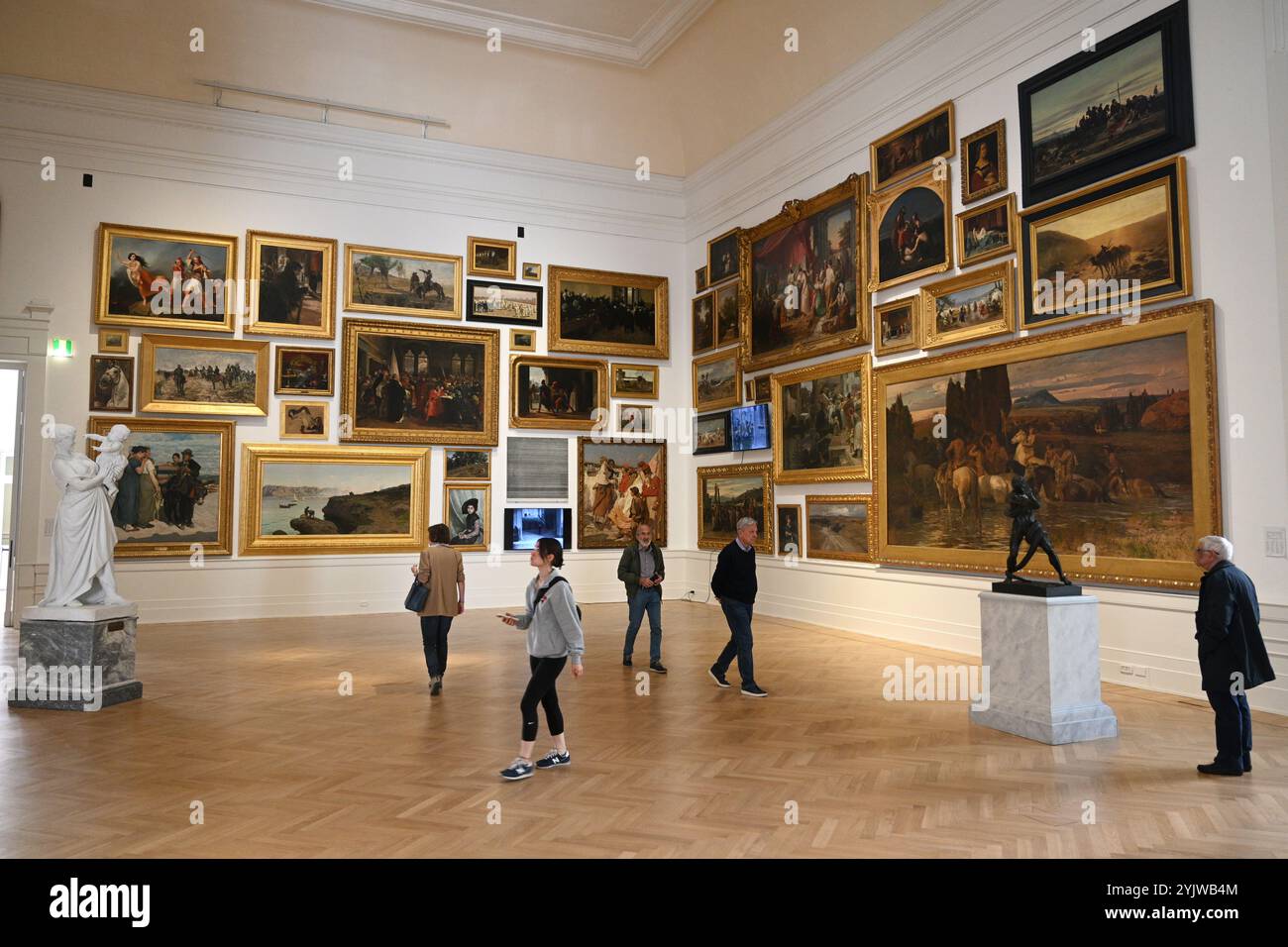 Roma, Italia - 1 novembre 2024: Visitatori alla Galleria Nazionale di Arte moderna e Contemporanea di Roma. Foto Stock
