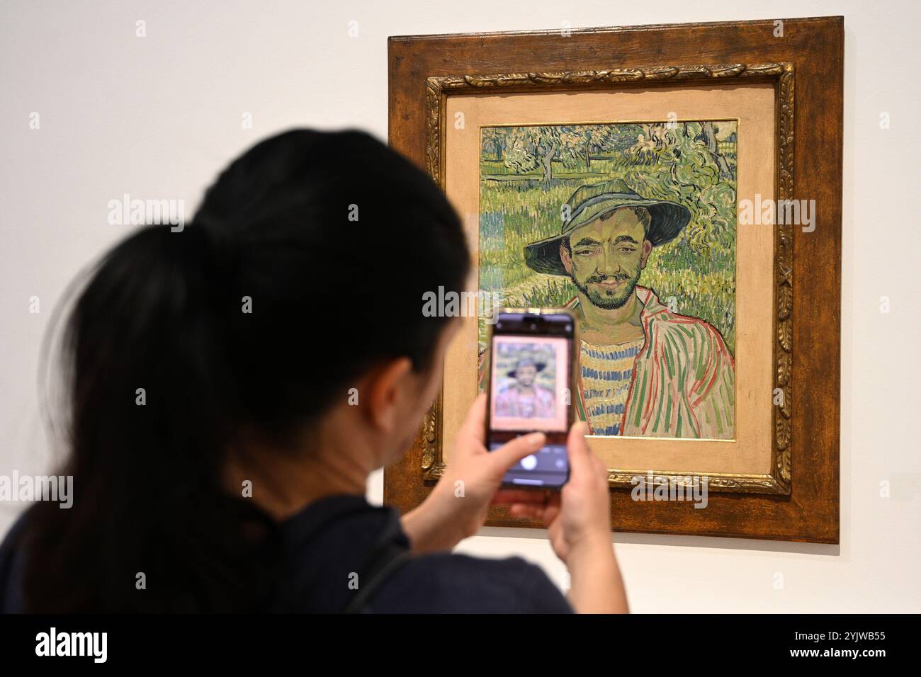Roma, Italia - 1 novembre 2024: Visitatori nei pressi del dipinto Autoritratto di Vincent van Gogh nella Galleria Nazionale di Arte moderna e Contemporanea (la GA Foto Stock