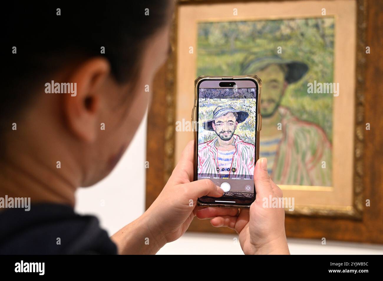 Roma, Italia - 1 novembre 2024: Visitatori nei pressi del dipinto Autoritratto di Vincent van Gogh nella Galleria Nazionale di Arte moderna e Contemporanea (la GA Foto Stock