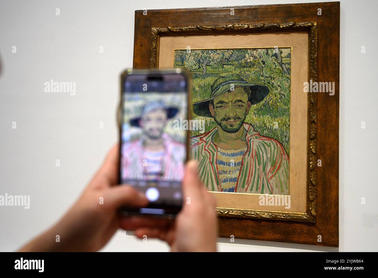 Roma, Italia - 1 novembre 2024: Visitatori nei pressi del dipinto Autoritratto di Vincent van Gogh nella Galleria Nazionale di Arte moderna e Contemporanea (la GA Foto Stock