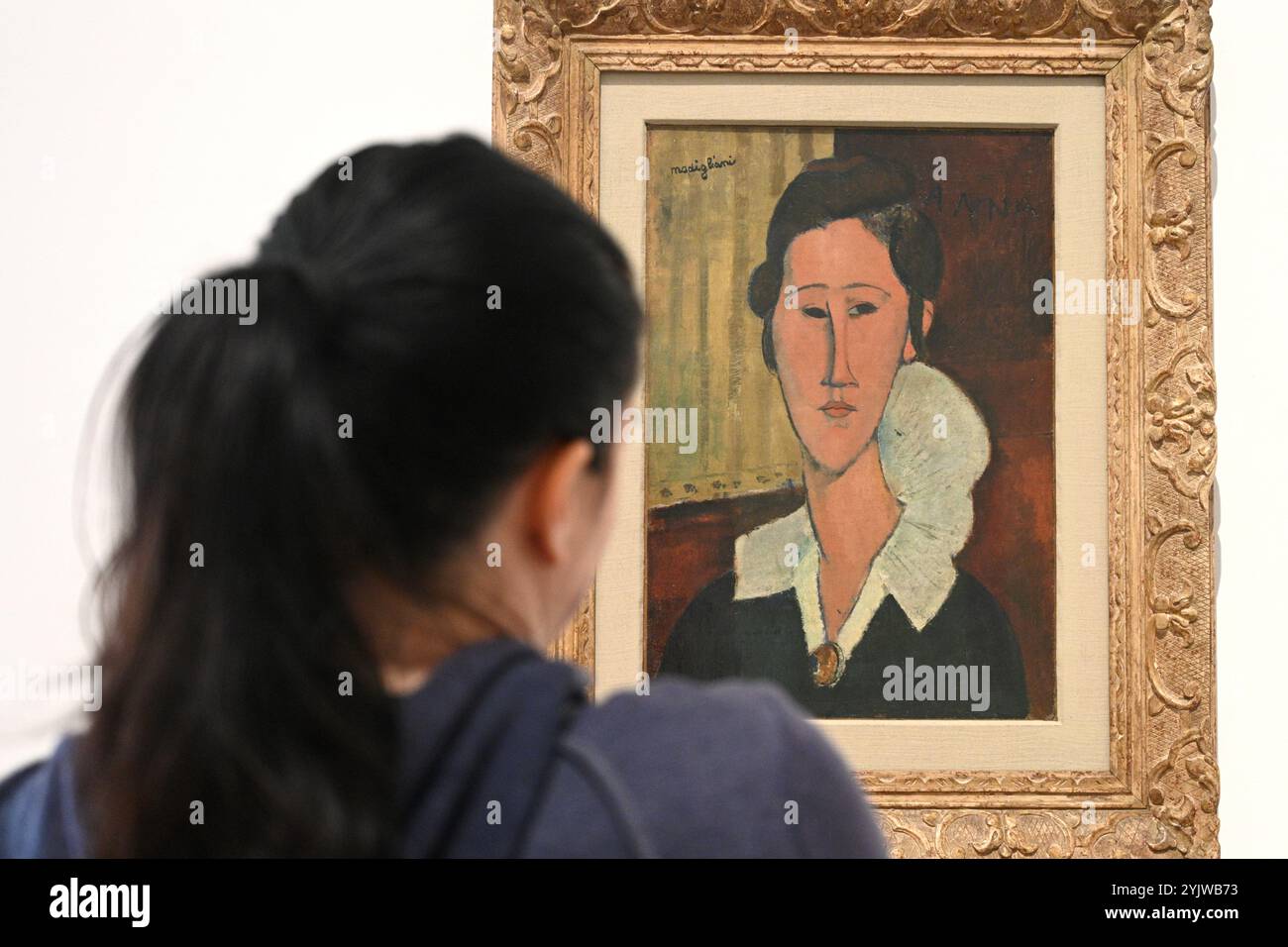 Roma, Italia - 1 novembre 2024: Visitatori nei pressi del dipinto di Amedeo Modigliani nella Galleria Nazionale d'Arte moderna e Contemporanea (la Galleria Nazionale Foto Stock