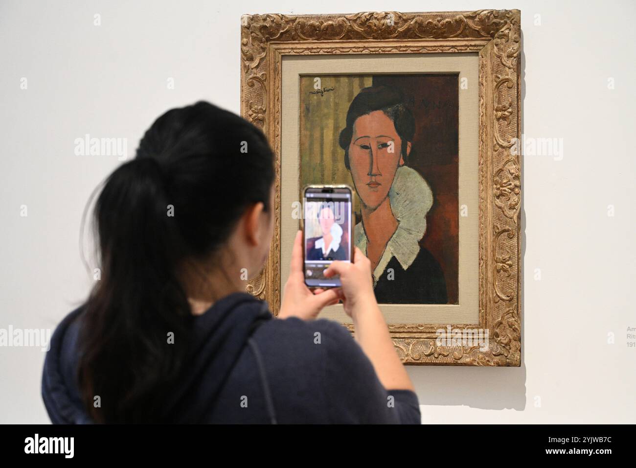 Roma, Italia - 1 novembre 2024: Visitatori nei pressi del dipinto di Amedeo Modigliani nella Galleria Nazionale d'Arte moderna e Contemporanea (la Galleria Nazionale Foto Stock